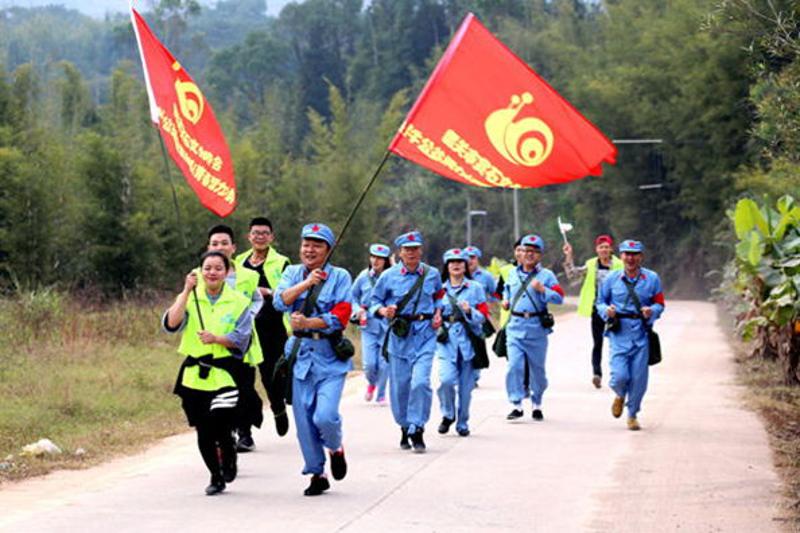 图为活动队伍向着目的地“急行军”。梁伟 摄