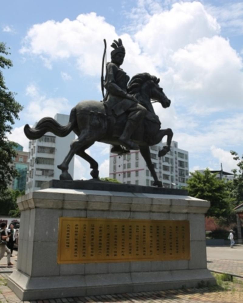 △高州市区冼太庙前的冼太夫人铜像。