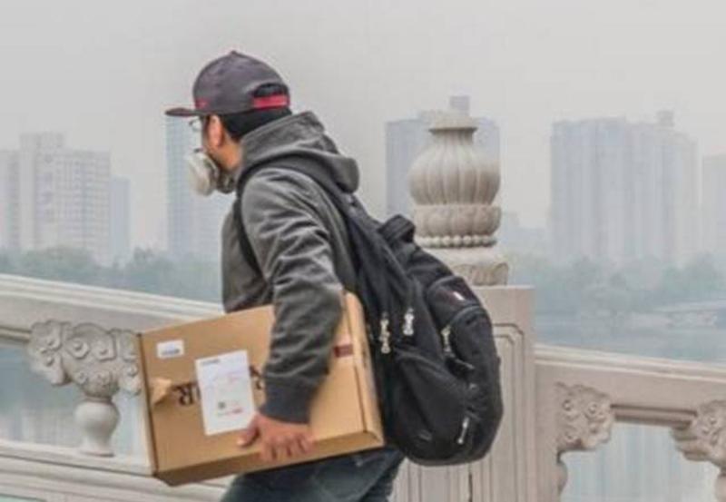 △北京带着防尘口罩的快递员