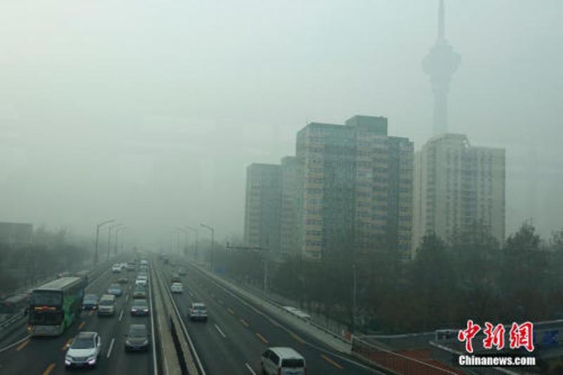 ↑12月20日，北京西三环笼罩在雾霾中，因单双号限行路上车辆明显减少。