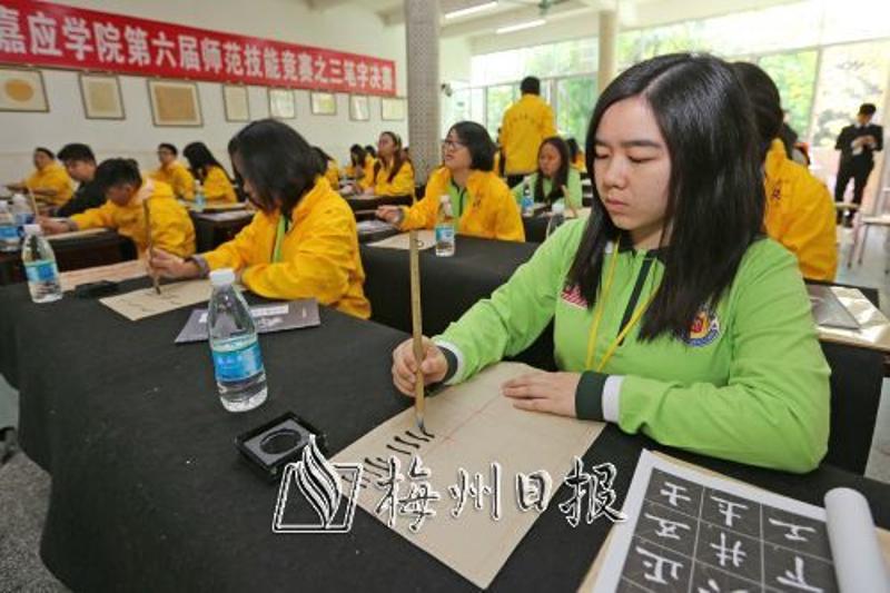 华裔青少年在嘉应学院学习书法。（高讯　摄）