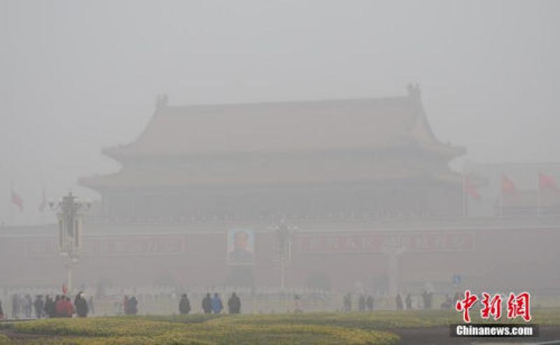 ↑12月20日，北京天安门广场笼罩在重度雾霾中，游客明显减少。