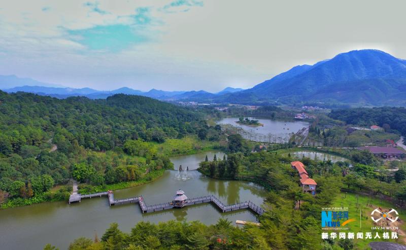 航拍佛冈县的田野绿世界景区,自然的山水风光,展现清远原生态美.