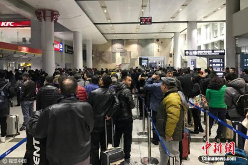 ↑12月20日清晨，北京，受大雾天气影响，首都机场多个航班出现延误、取消等情况，退票改签的乘客在首都机场航站楼前排起了长队。