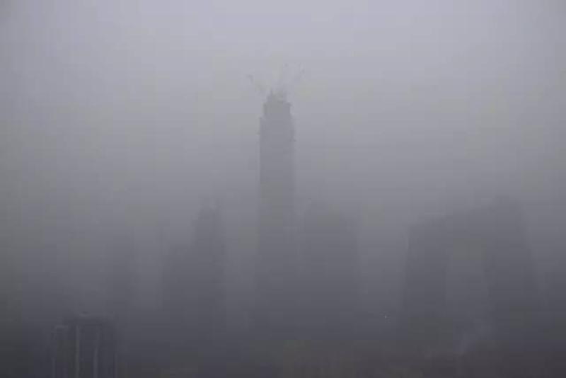 △12月20日，处于强浓雾中的北京。