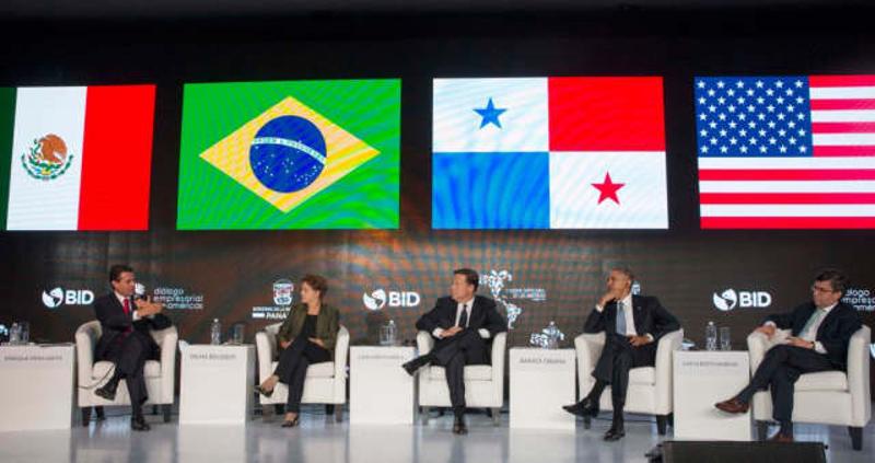 2015年4月10日，在巴拿马首都巴拿马城，墨西哥总统培尼亚·涅托、巴西时任总统罗塞夫、巴拿马总统巴雷拉、美国总统奥巴马和美洲开发银行行长路易斯·阿尔韦托·莫雷诺（从左至右）出席商务会议。