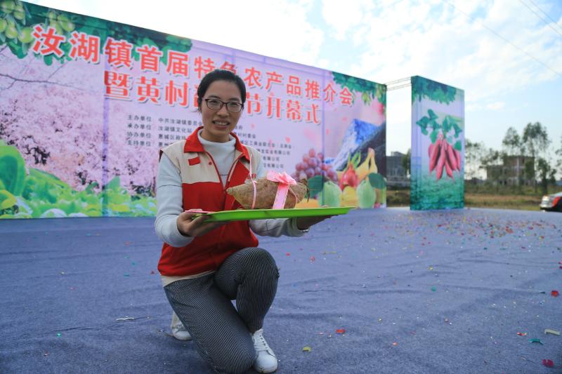 黄村番薯节吸引“吃货”前来尝鲜。方日报记者 王昌辉 摄  