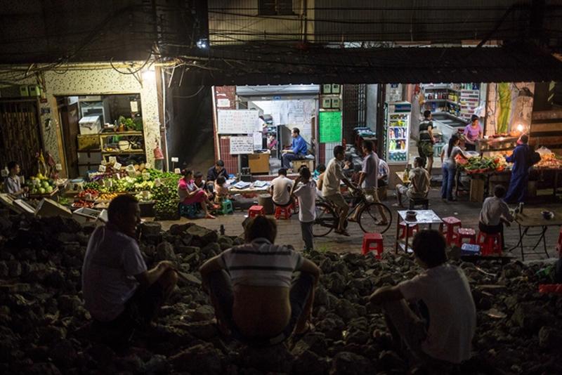 入夜的冼村十分热闹，狭小的街道聚集了大量下班的人和做生意的小贩。