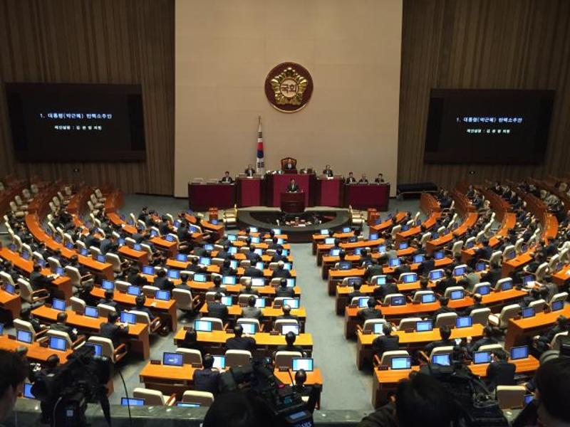 12月9日，韩国国会以234票赞成、56票反对的结果，通过了针对总统朴槿惠的弹劾动议案。