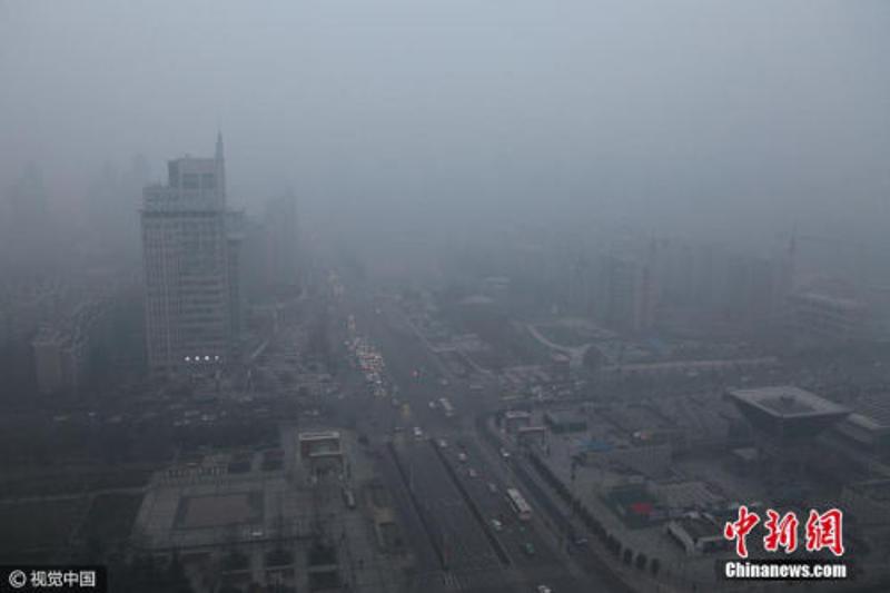 ↑2016年12月19日，鸟瞰西安城市，雾霾笼罩，不太远的建筑也几乎被雾霾“吞噬”，看不到一点影，当日早八点，空气质量指数达409，为严重污染。 