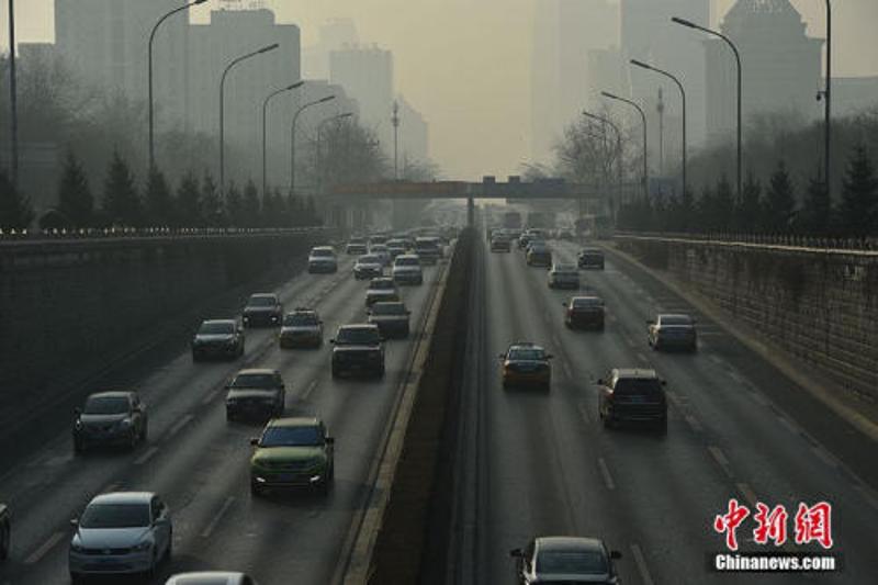 ↑12月19日，北京继续实施单双号限行措施，道路车辆行驶畅通。