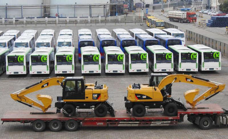 11月8日，客车和工程机械设备在江苏连云港港口码头等待装船。