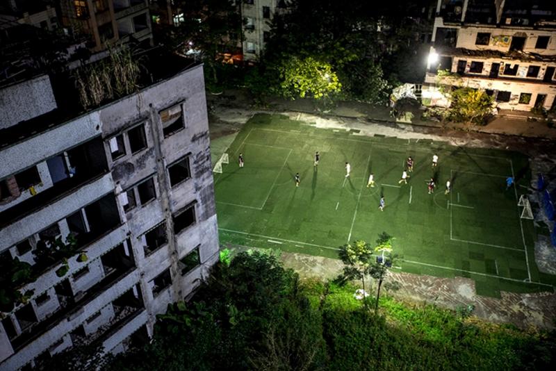 夜晚，本村村民会聚集一起，在原来小学的操场上踢球健身。