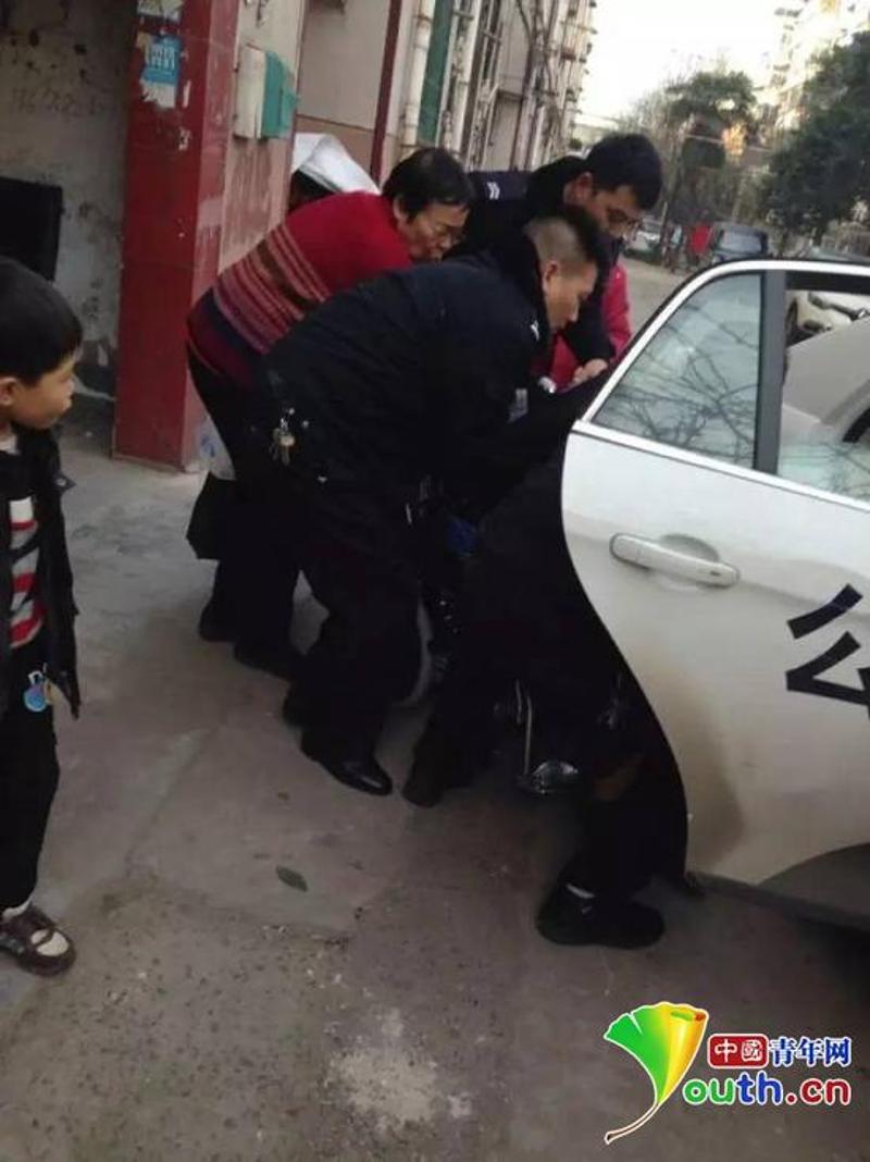 当地四位民警抬轮椅运病人就医。