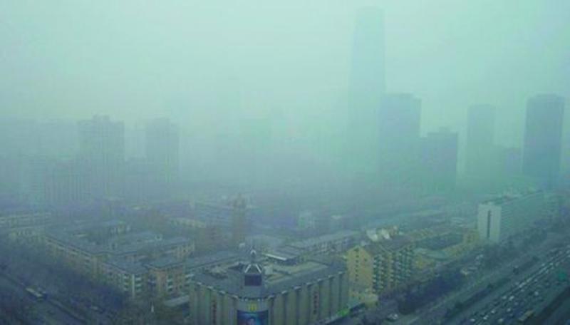 华北灰霾天气持续，给市民生活带来较大影响。网络图片