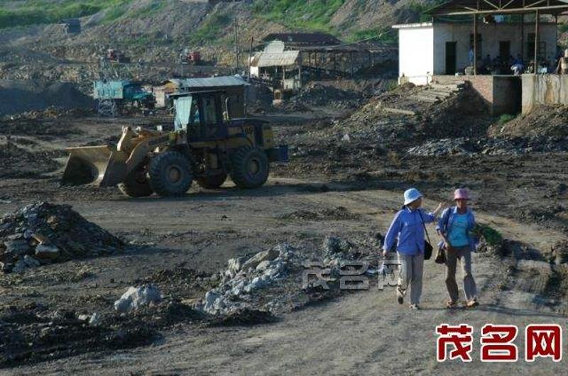 矿坑开采高岭土排沙排水现场