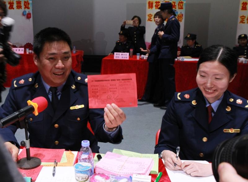 2017年西湖花市网络竞拍余热未消，今天在市一宫现场投标再掀高潮，以35万成为今年标王。