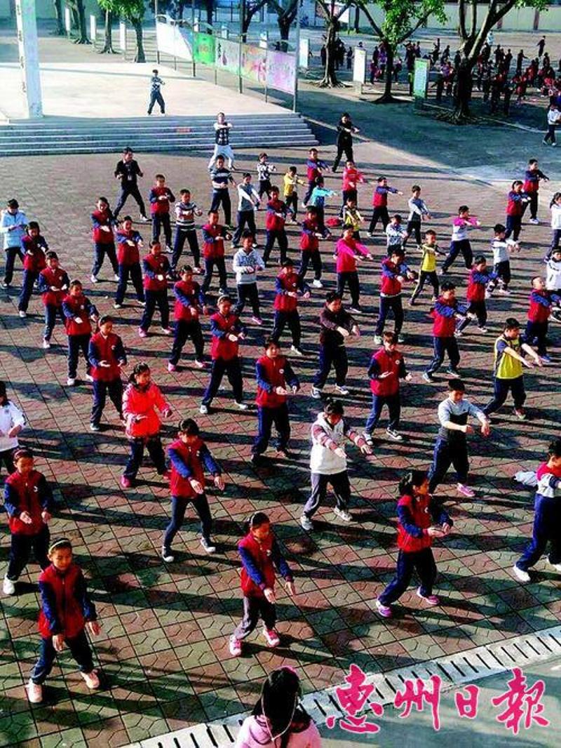 湖山小学的学生们在课间时，练习李家拳。