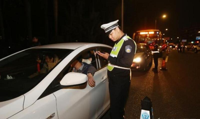 2016年12月22日，市交警支队全市统一开展查酒驾行动。图为交警设卡查车 全媒体记者 程永强 摄