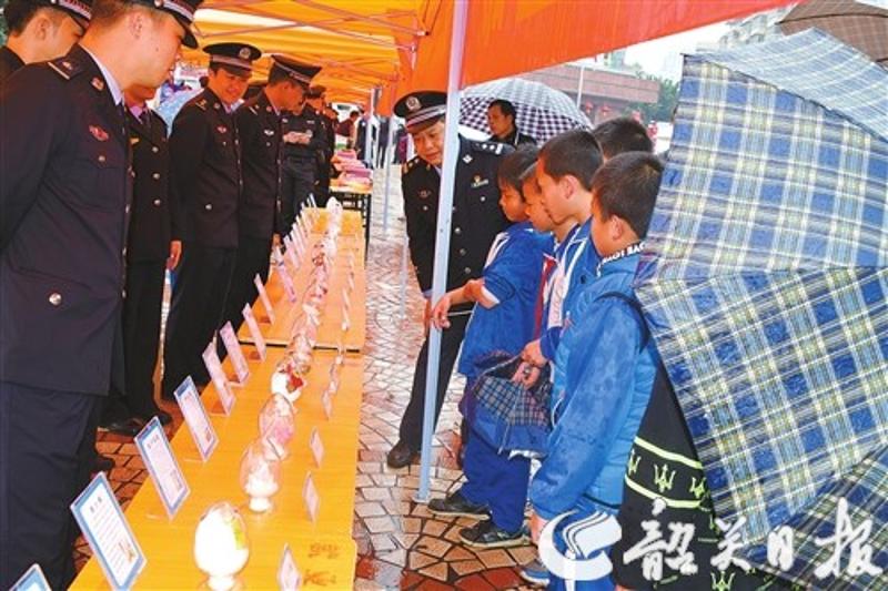 民警向学生介绍禁毒知识。