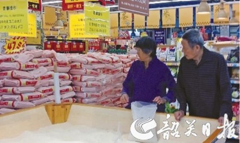 市民在超市选购食品。 巫寅婷 摄