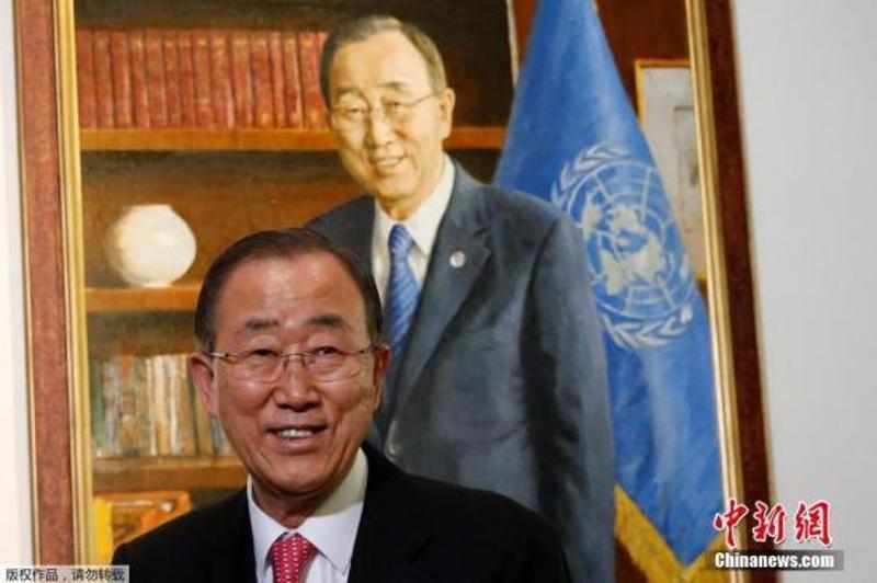 当地时间12月14日，美国纽约，即将卸任的联合国秘书长潘基文同夫人柳淳泽一起为画像揭幕。潘基文现年72岁，从2007年1月1日开始担任联合国秘书长，将于今年12月31日卸任。