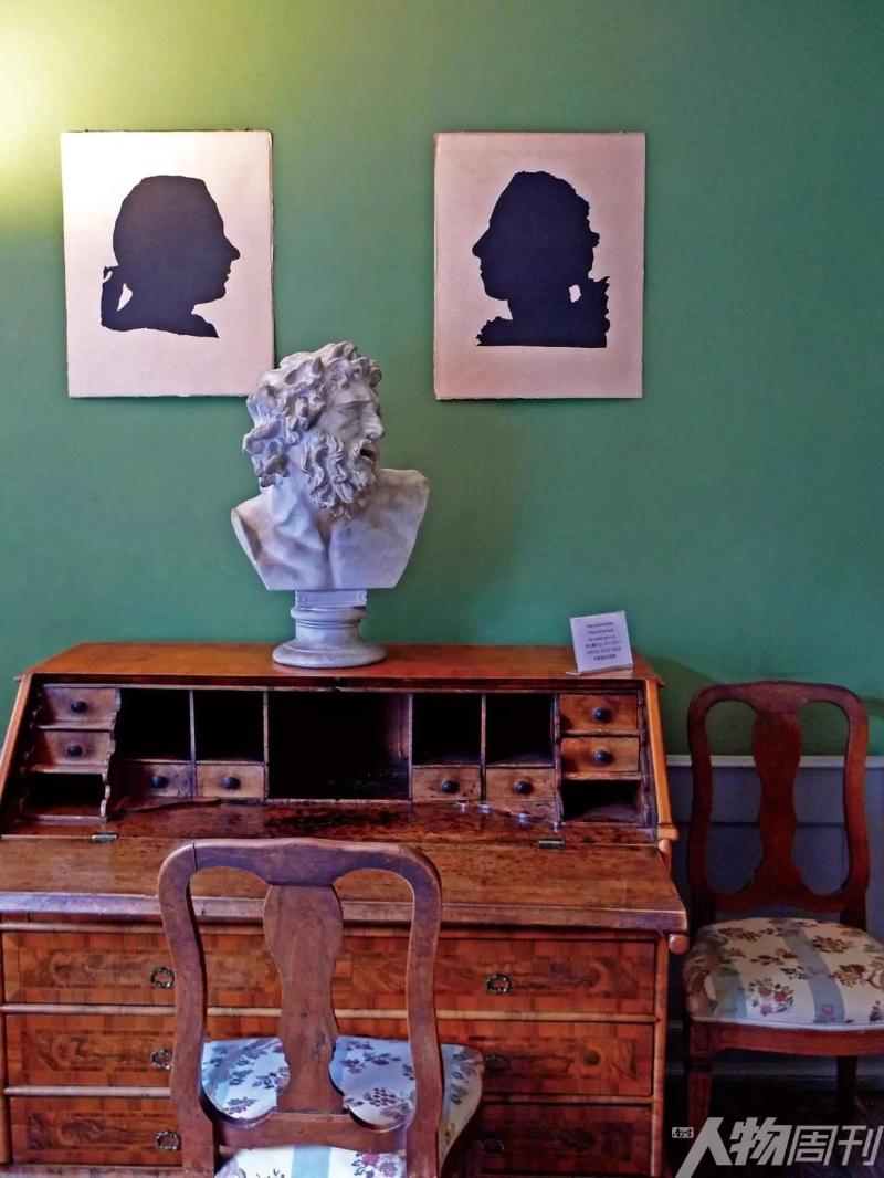 歌德书房内放有拉奥孔头像的写字桌，这里诞生了他的早期作品