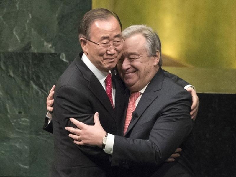 2016年12月12日，在位于纽约的联合国总部，安东尼奥·古特雷斯（右）在宣誓就职后拥抱即将卸任的联合国秘书长潘基文。（图片来源：新华社）