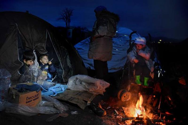 ↑3月9日，难民滞留在马其顿北部边境村庄塔巴诺夫切附近。数百名难民滞留在马其顿北部边境等待过境，经塞尔维亚前往西欧。 新华社发