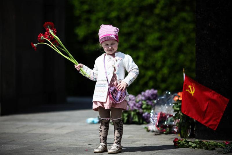 ↑ 5月8日，在德国柏林的一处苏军烈士墓，一名小女孩手持鲜花。当日是第二次世界大战“欧洲胜利日”，德国首都柏林民众以多种方式纪念二战结束71周年。 新华社记者张帆摄