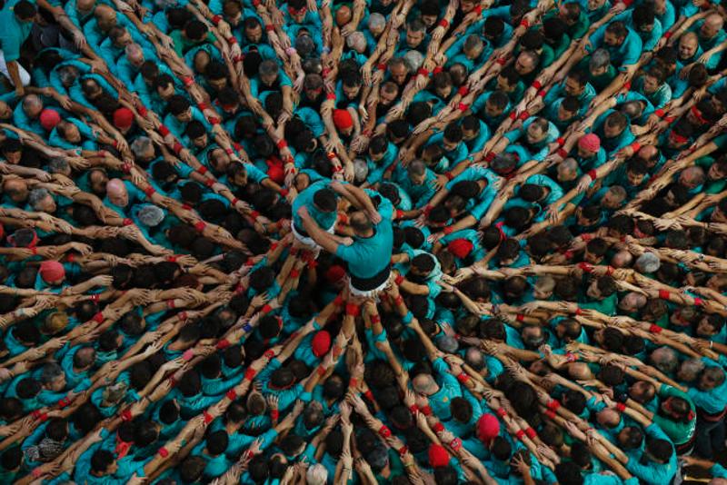 ↑ 10月2日，在西班牙加泰罗尼亚地区的塔拉戈纳市，人们参加“叠人塔”比赛。 新华社发（保·巴雷纳摄）