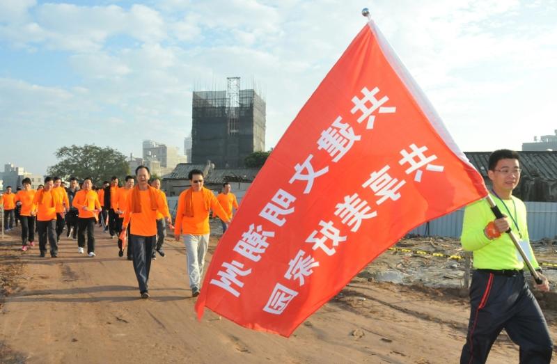 12月31日，潮州举办“共建文明潮州 共享美好家园”——“绿榕杯”迎春健身徒步活动。陈宏文 摄