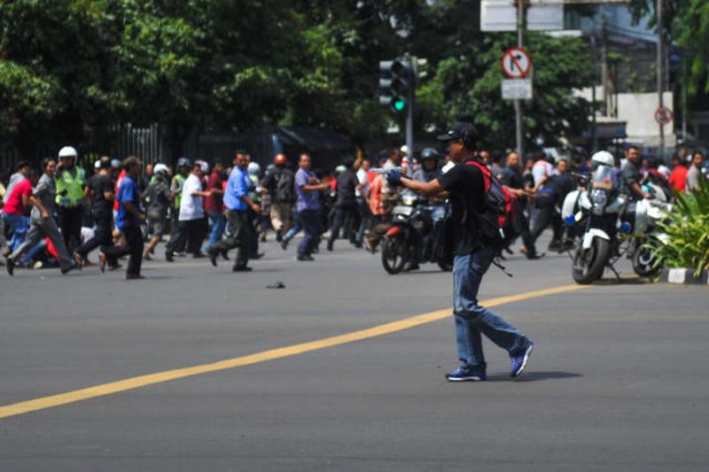 ↑ 1月14日，在印度尼西亚首都雅加达，一名男子向人群射击。当日，印尼首都雅加达市中心发生多起爆炸事件，造成至少7人死亡、17人受伤。印尼政府指控“伊斯兰国”及其在印尼的支持者制造了这起恐怖袭击。 新华社发（维里摄）