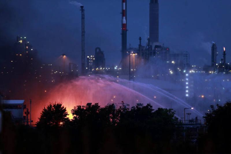 ↑ 10月17日，在德国西南部城市路德维希港，消防员在化工厂爆炸后灭火。 新华社记者罗欢欢摄