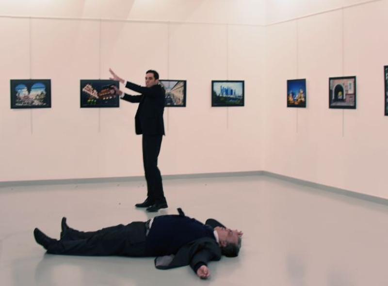 ↑ 俄罗斯驻土耳其大使安德烈·卡尔洛夫12月19日晚在土耳其首都安卡拉出席活动时遭枪击身亡。行凶者是一名土耳其警察，已被当场击毙。这是12月19日在土耳其首都安卡拉拍摄的枪击事件现场。 新华社发
