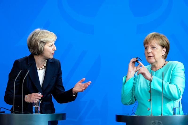 ↑ 7月20日，在德国柏林，德国总理默克尔（右）与英国首相特雷莎·梅出席新闻发布会。 新华社记者郭洋摄