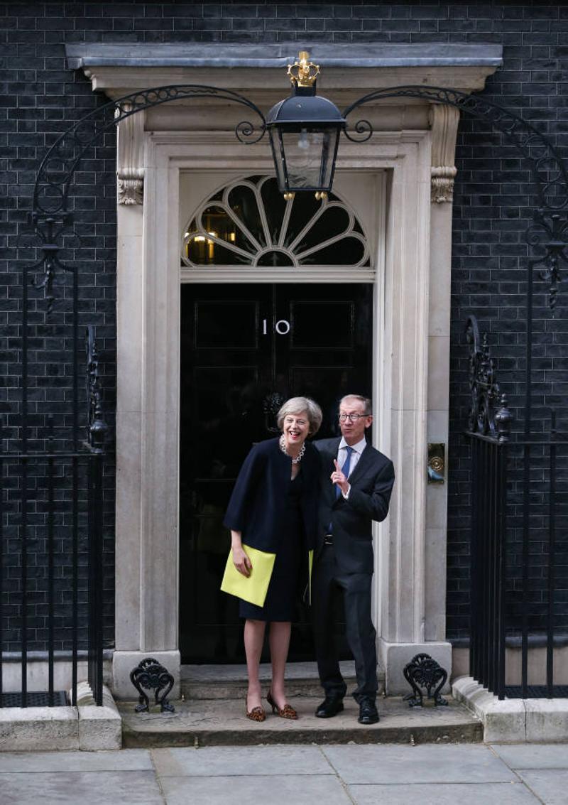 ↑7月13日，在英国伦敦，英国新首相特雷莎·梅（左）与丈夫在唐宁街10号首相府前合影。 新华社记者韩岩摄