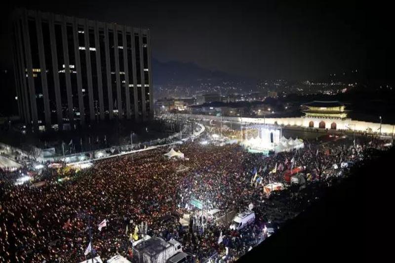 △2016年12月31日，韩国首尔，民众组织大规模集会，要求韩国总统朴槿惠辞职。