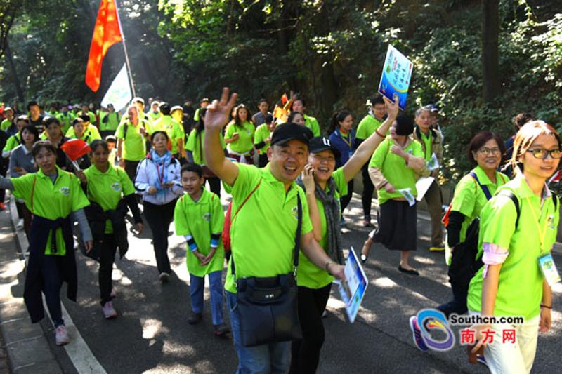 参与“广州登新高”公益徒步活动的广州市民在登白云山途中 照片由活动主办方提供。