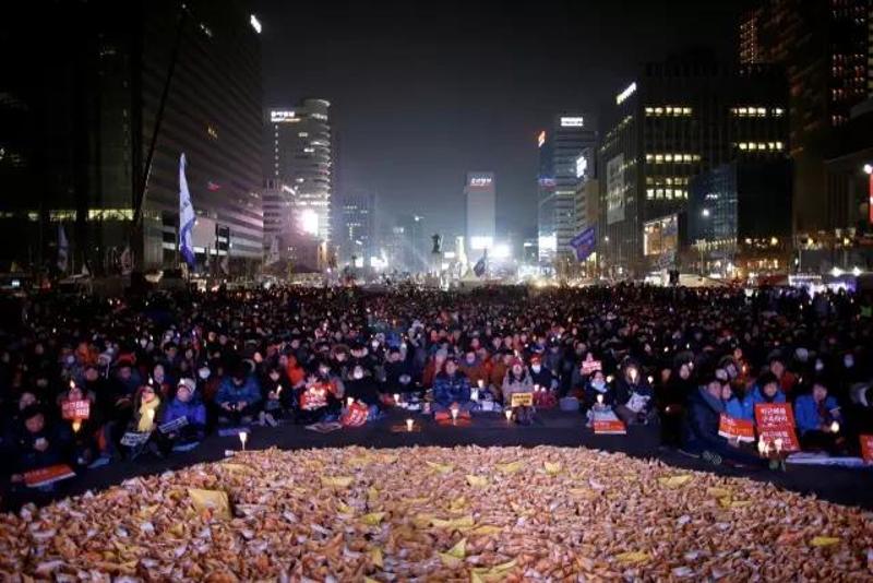 △2016年12月31日，韩国首尔，民众组织大规模集会，要求韩国总统朴槿惠辞职。