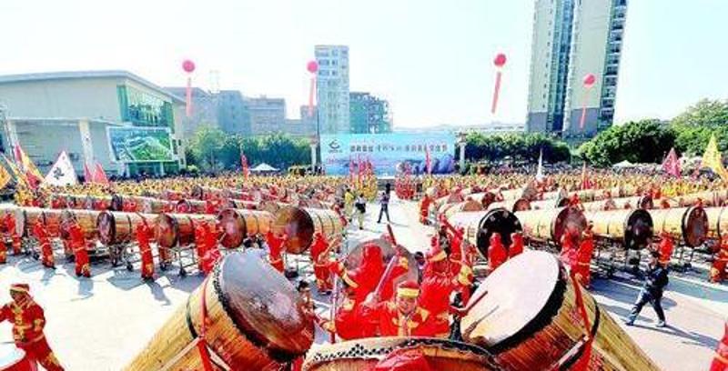 昨日，湖镇镇千锣百鼓齐敲响，场面十分震撼。记者王建桥 摄 