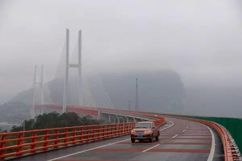 杭瑞高速北盘江大桥建成通车。新华社记者 浦超 摄