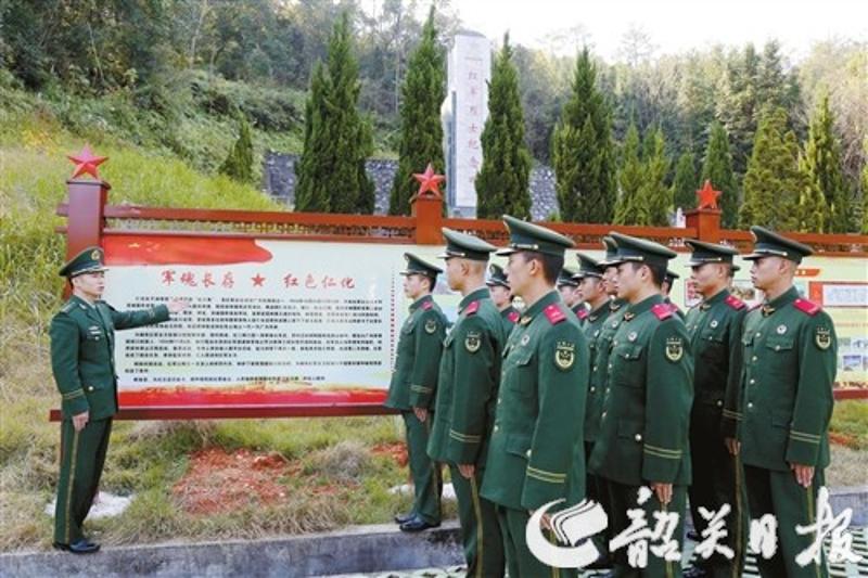 图为基地挂牌仪式后，武警官兵们在仁化县红军烈士纪念碑前接受革命传统教育。