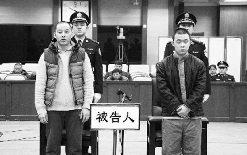 宋某（左）和李某此前在法庭受审认罪。摄/记者 洪雪