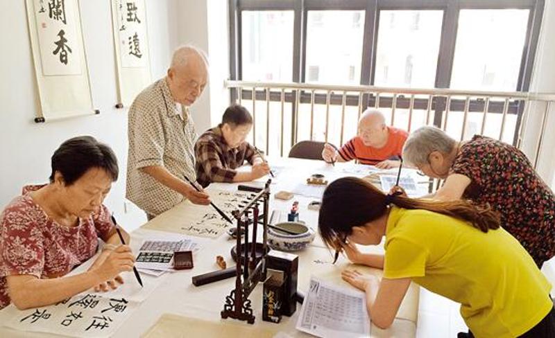 社工组织老人学习书法。记者 马海菊 摄