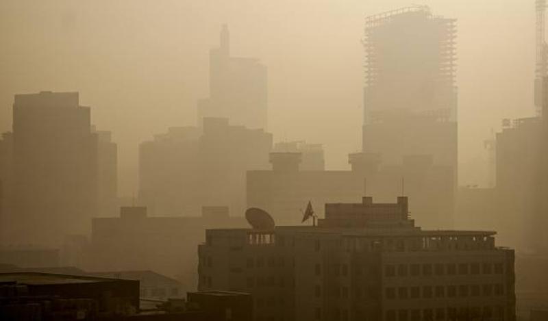 这是雾霾笼罩的北京东三环地区（1月3日摄）。 新华社记者 李欣 摄