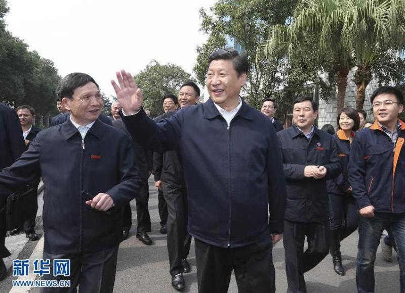 2013年11月4日，习近平在中南大学调研科技创新时向闻讯赶来的大学生挥手致意