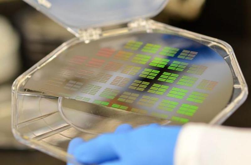 用来将体液微粒分类，以检测早期疾病的硅胶晶片。图片来源：IBM