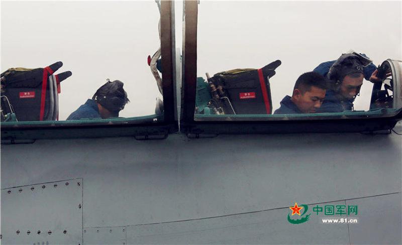 机务人员对战机进行通电检查。