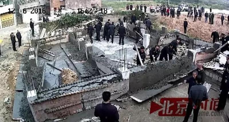 在资溪县副县长吴辉文的指挥下，二十多名城管队员将刚刚浇好的混凝土墙体推倒。